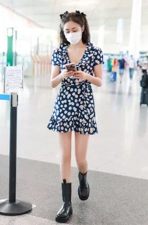 刘芸雏菊连衣裙少女感街拍图片_7