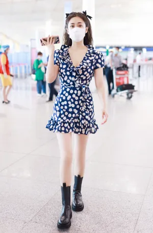 刘芸雏菊连衣裙少女感街拍图片_8