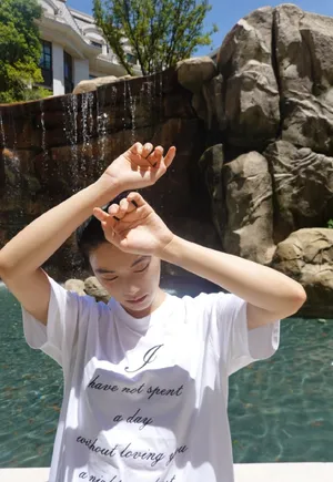 李蔓瑄清爽夏日街拍图片