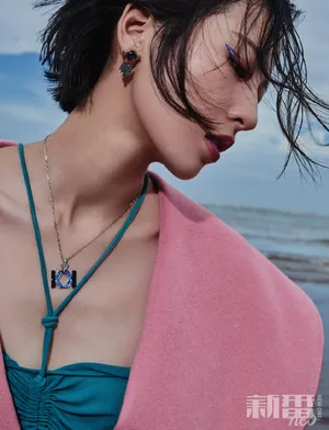 周雨彤蓝色眼影湿发海边写真图片_1