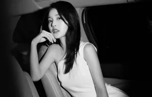 张佳宁斜肩白裙性感写真图片_3