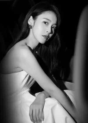 张佳宁斜肩白裙性感写真图片_4