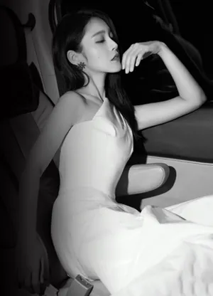 张佳宁斜肩白裙性感写真图片_5