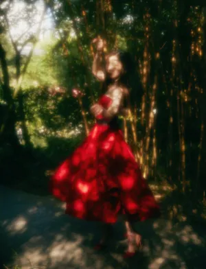 孟美岐抹胸红裙明艳写真图片_1
