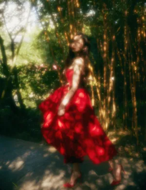 孟美岐抹胸红裙明艳写真图片