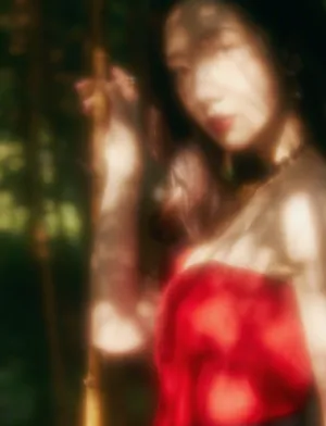 孟美岐抹胸红裙明艳写真图片_2