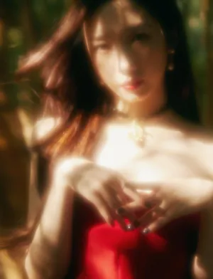 孟美岐抹胸红裙明艳写真图片_3