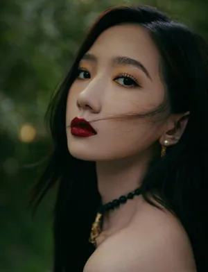 孟美岐抹胸红裙明艳写真图片_5