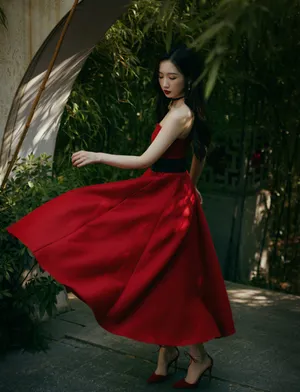 孟美岐抹胸红裙明艳写真图片_6