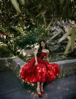 孟美岐抹胸红裙明艳写真图片_7