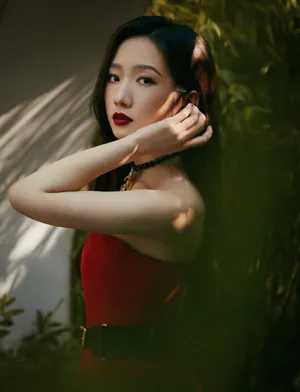 孟美岐抹胸红裙明艳写真图片_8
