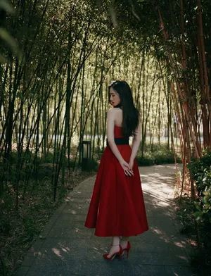 孟美岐抹胸红裙明艳写真图片_10