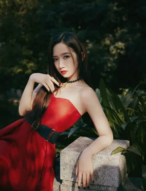 孟美岐抹胸红裙明艳写真图片_11