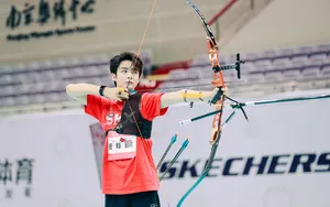 管栎帅气红T射箭比赛现场图片