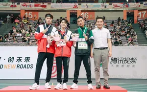 管栎帅气红T射箭比赛现场图片_3
