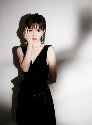 毛晓彤深v黑裙性感写真图片