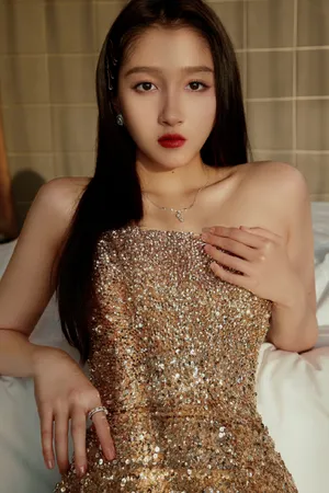 关晓彤琉金人鱼长裙冷艳写真图片_6