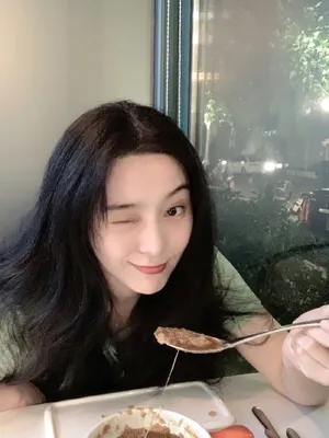 范冰冰夏日甜美歪头杀图片