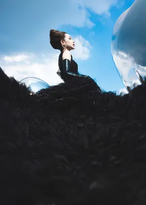 戚薇黑色长裙酷飒性感写真图片_1