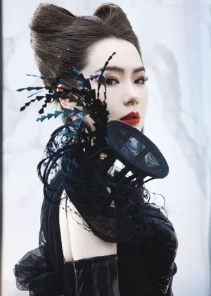 戚薇黑色长裙酷飒性感写真图片_3