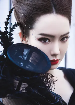 戚薇黑色长裙酷飒性感写真图片_4