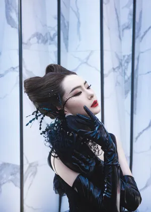 戚薇黑色长裙酷飒性感写真图片_7