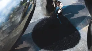 戚薇黑色长裙酷飒性感写真图片_8