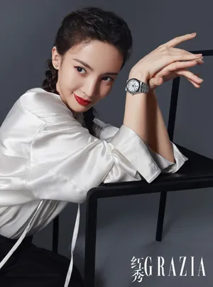金晨双麻花辫造型性感杂志写真_7