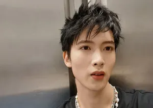 陈宥维帅气黑T魅力自拍图片