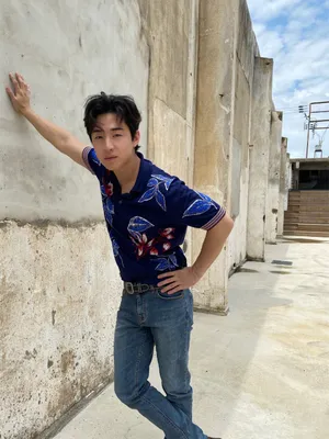 刘宪华花衬衫牛仔裤帅气街拍图片_2