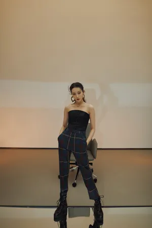 迪丽热巴黑色抹胸性感写真图片_3