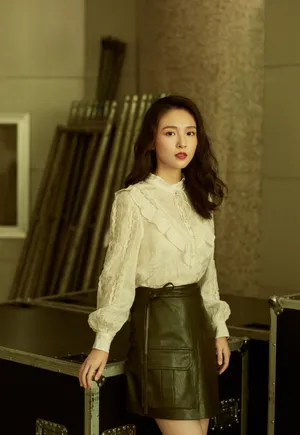 吴倩复古优雅卷发写真图片