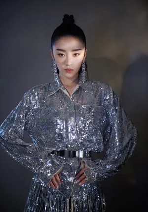 张月亮片衬衫时尚写真图片