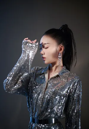 张月亮片衬衫时尚写真图片_2
