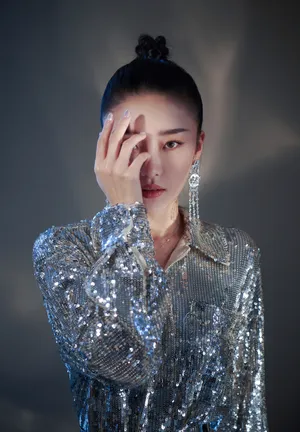 张月亮片衬衫时尚写真图片_4