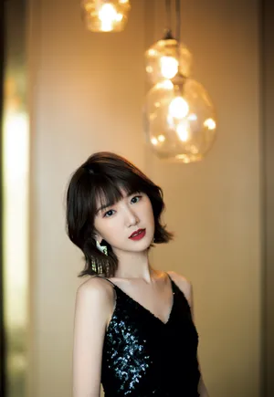 毛晓彤吊带黑裙性感写真图片