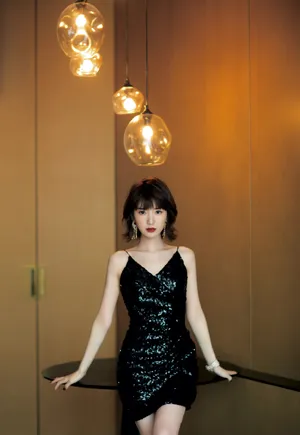 毛晓彤吊带黑裙性感写真图片_3
