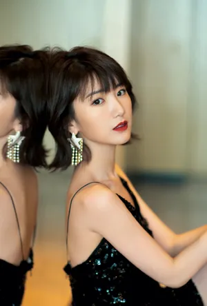 毛晓彤吊带黑裙性感写真图片_4