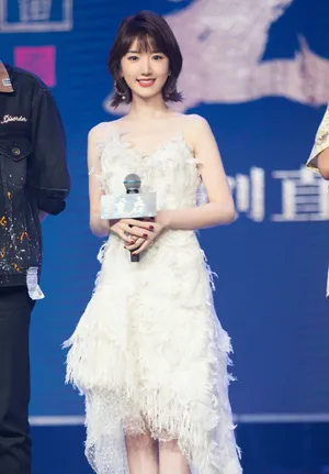 毛晓彤羽毛白裙性感写真图片_3