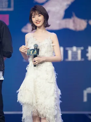 毛晓彤羽毛白裙性感写真图片_4