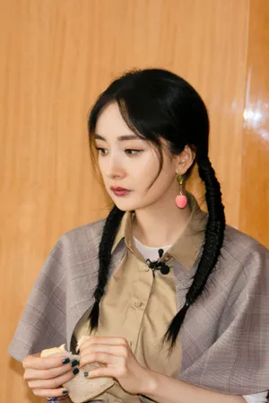 杨幂麻花辫俏丽写真图片_6