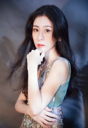 张碧晨吊带亮片裙性感写真图片