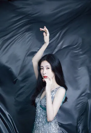 张碧晨吊带亮片裙性感写真图片_2