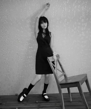 秦岚最新时尚杂志写真大片_8
