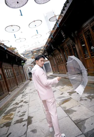 许魏洲粉色西服帅气图片写真_5