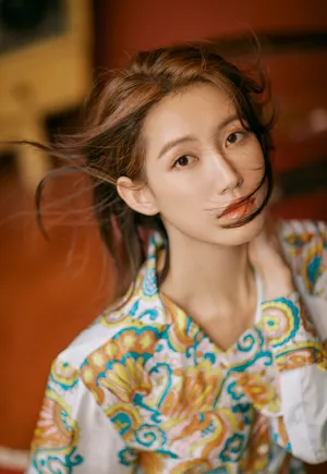 苏青印花裙优雅写真图片