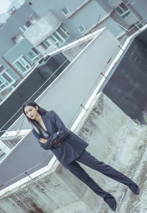曾可妮酷美西装写真图片_4