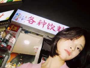 沈月旅拍粉色私服照图片