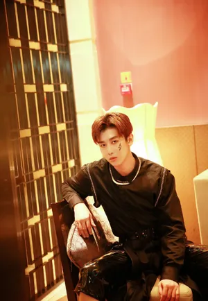 UNIQ周艺轩酷帅时尚写真图片_5