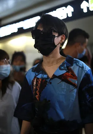 刘雨昕度假风衬衫潮酷十足机场照图片